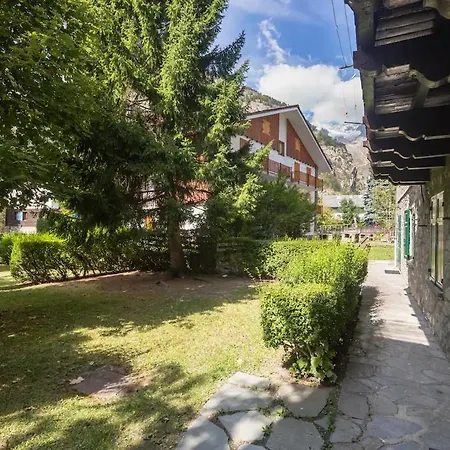 Cozy In Courmeyeur Center Апартаменти *