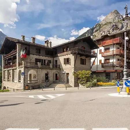 Cozy In Courmeyeur Center Апартаменти *